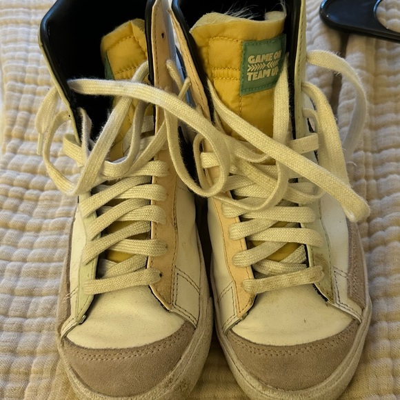 High-Top Nike Sneakers with Yellow and White Accents - Picture 1 of 2